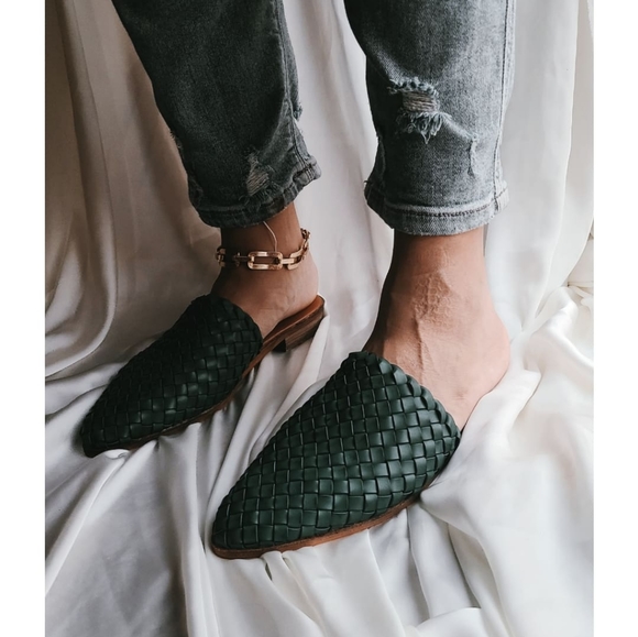 🆕️The Grace// Hunter green Woven Flat - Picture 4 of 4